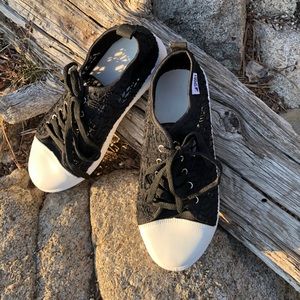 DK Sport Athletic Tennis Shoes